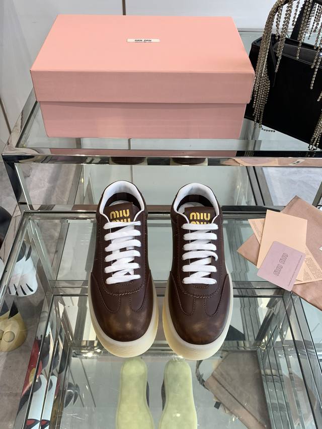 Miu Miu 24Ss 缪缪厚底饼干底 24Ss 春夏新款英伦风系带 小白鞋 休闲鞋 Miumiu秀场适当独一无二的擦色工艺工艺来自miu Miu系列的细节特